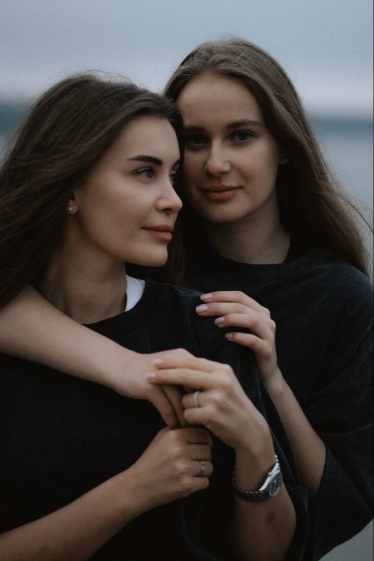 Сестры, фотосессия на природе, чб фотография, семейная фотос