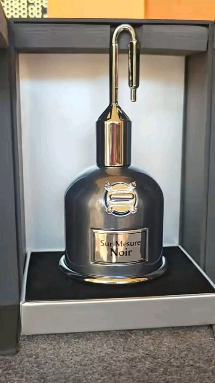 Sur Mesure Noir Eau de Parfum 100ml chama atenção pela apres