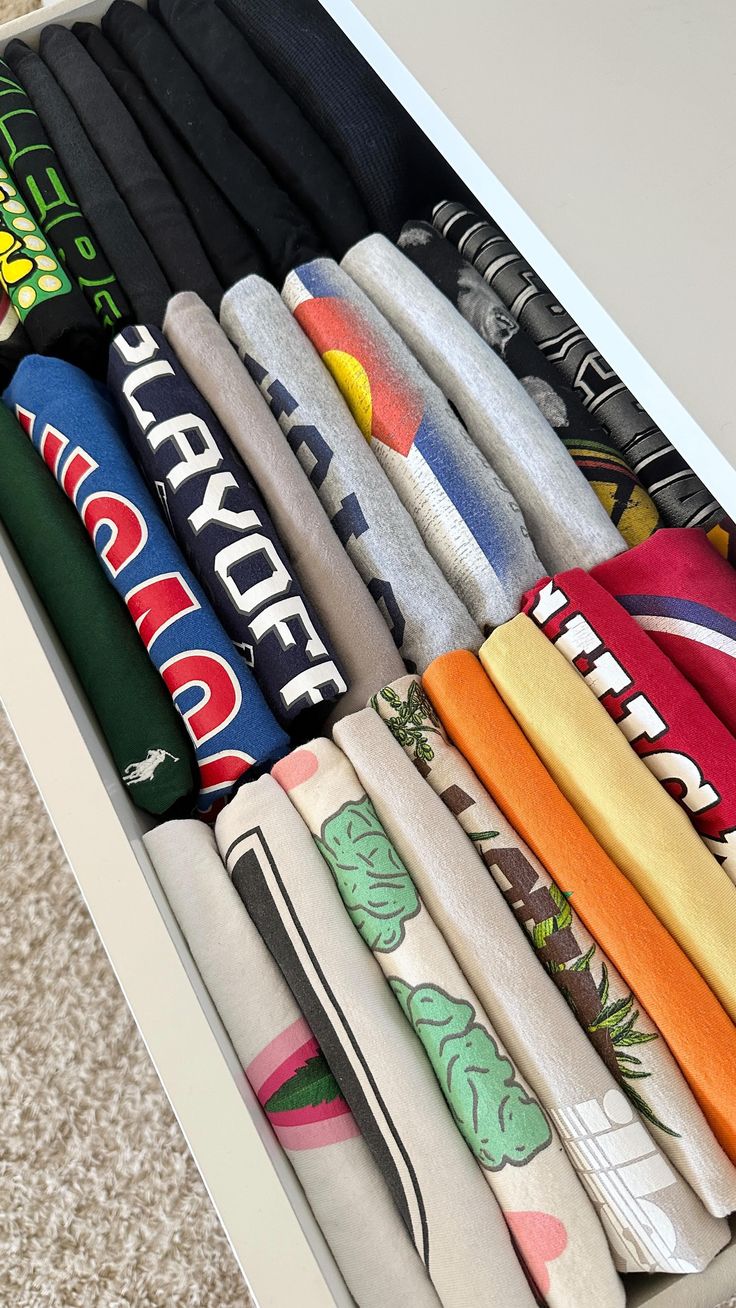 How to file fold a T-shirt✨ • • • #sortedspaces #professiona