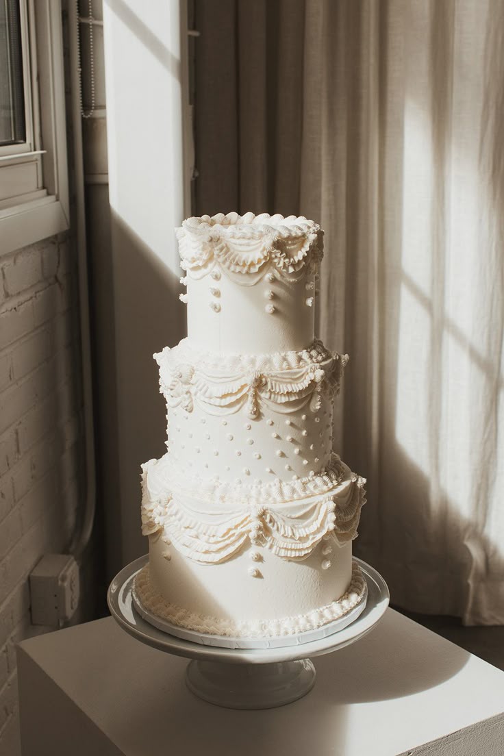 We love a queen of a cake, and this white wedding cake with 