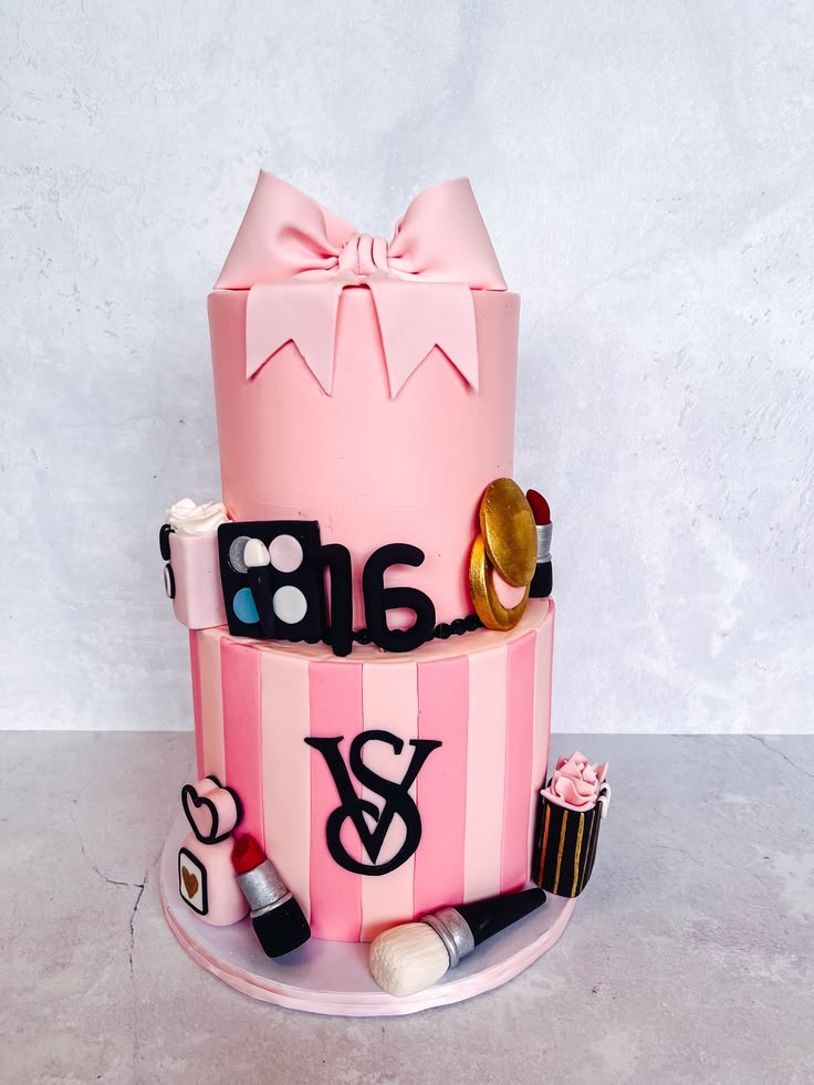 Pretty in pink 🎀
•
•
•
Sixteenth birthday cake #sixteenthbir