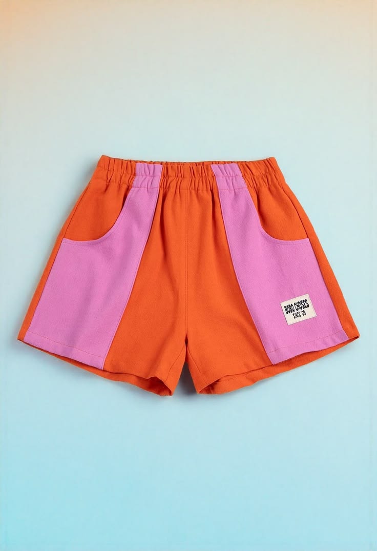 Orangefarbene Shorts. Entworfen mit elastischem Bund, Seiten
