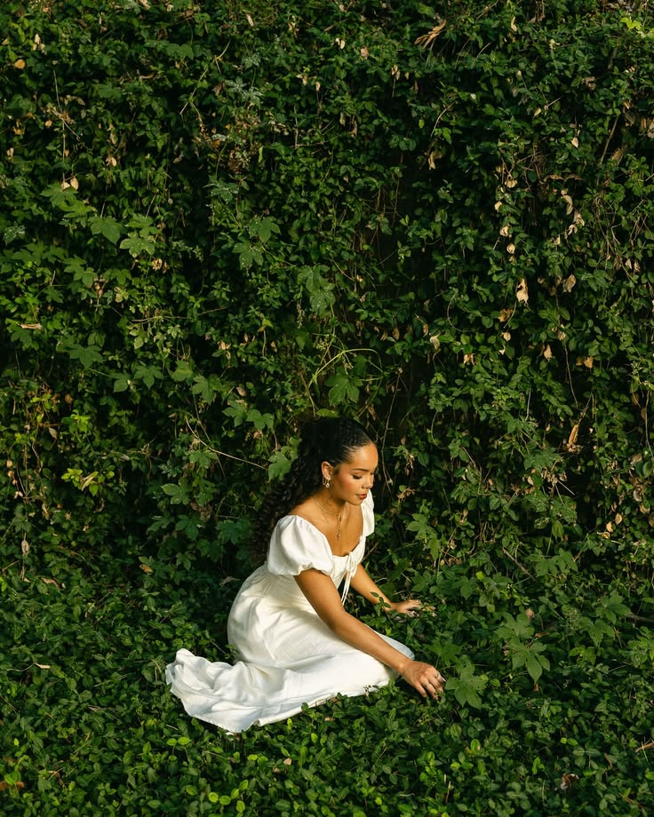Dancing through gardens with @elizabethabaileyy 🌿✨