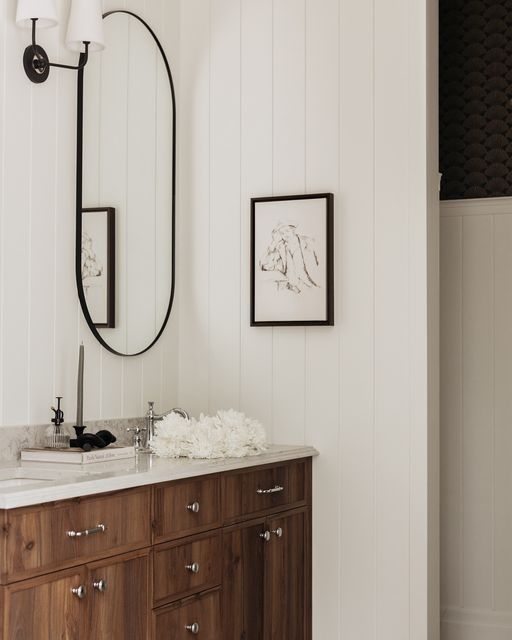 Ce meuble lavabo au style champêtre est fabriqué en mélamine