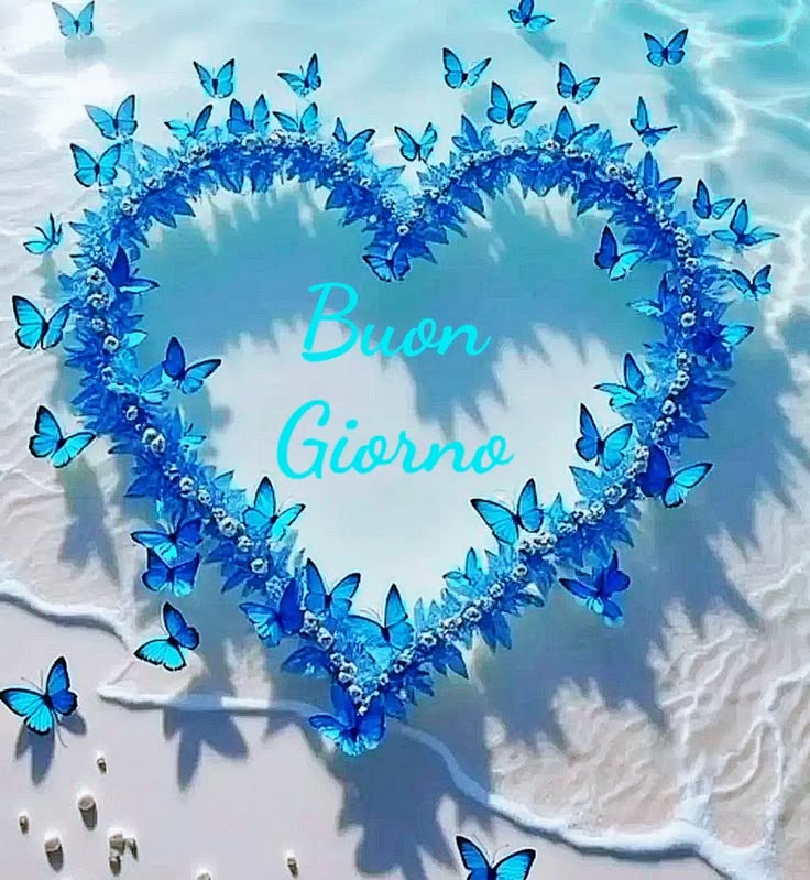 Un cuore formato da splendide farfalle, sospeso sul mare e i