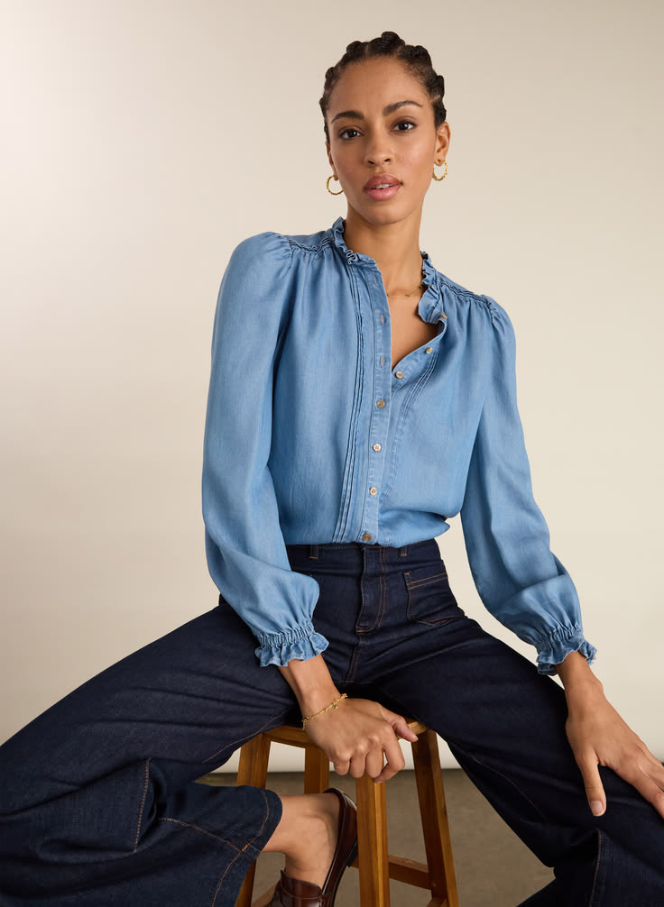 The Zoe Blouse is the pretty partner that your high-waisted 