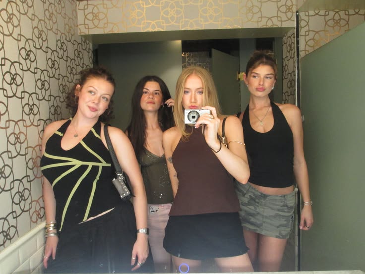 #digitalcamera #gno #girlsnight #girlsnightoutfits #mirrorse
