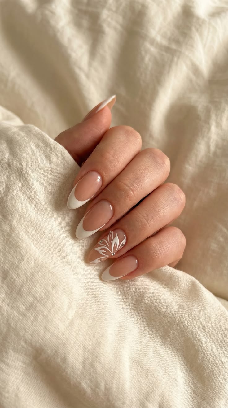 clean white nails, simple and timeless.

#whiteNails #cleanG