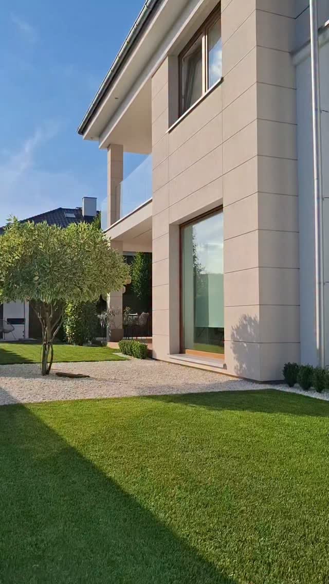 Minimalistyczna opaska wokół domu.
Chcąc utrzymać jak najbar