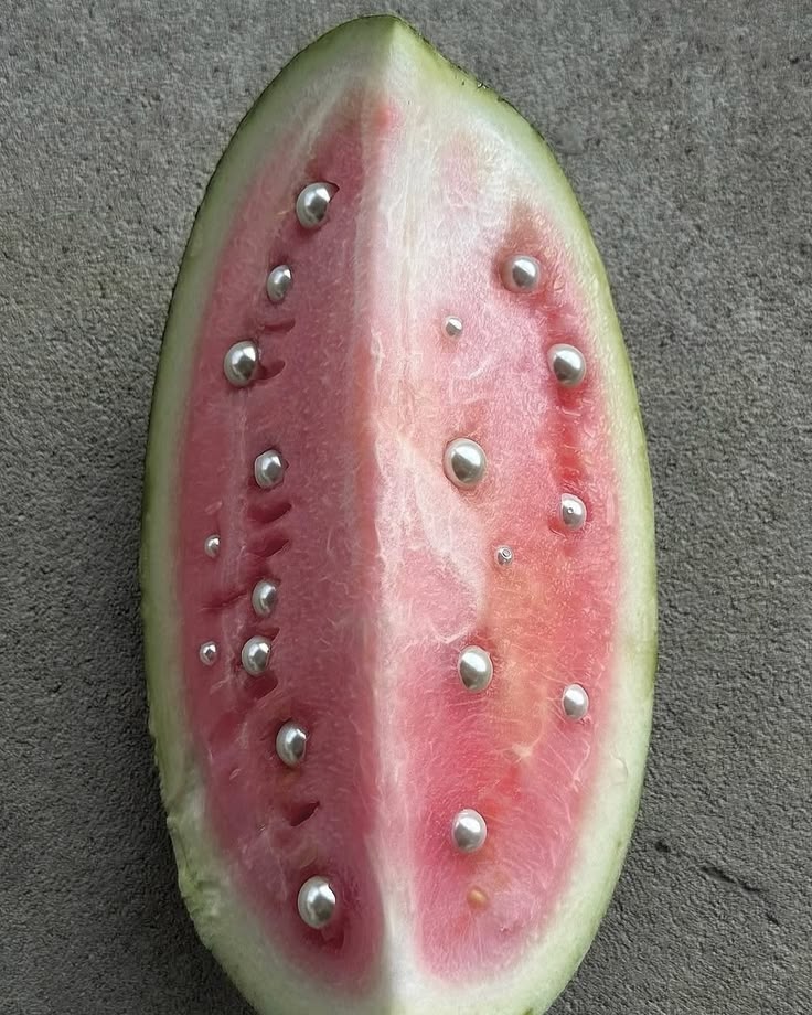 Sugary silver pearls on watermelon.
This is how you make it 