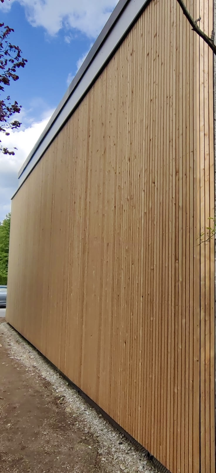 Diese moderne Holzfassade aus Lärchenholz wurde individuell 
