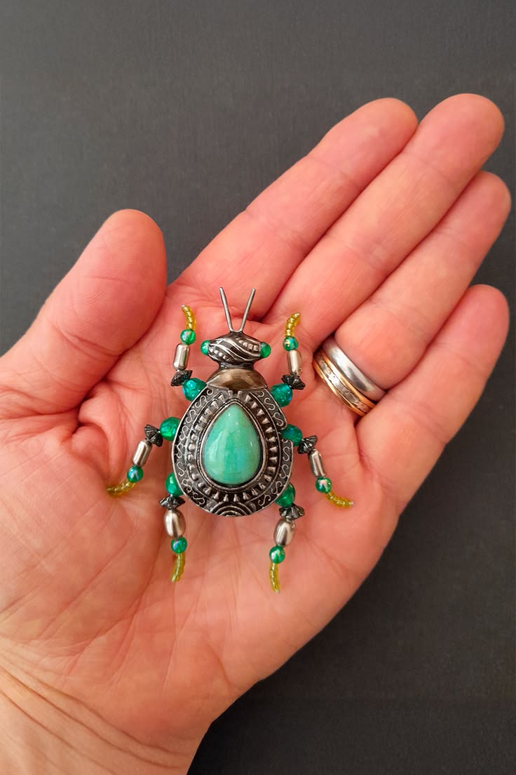 Uma pequena escultura criada a partir de um pingente antigo.