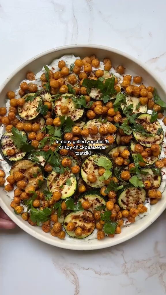 Discover this pan-grilled lemony zucchini with crispy chickp