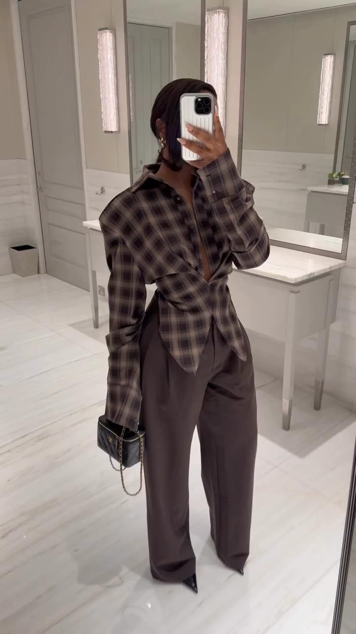 The KAFRA blouse redefines effortless style with its oversiz
