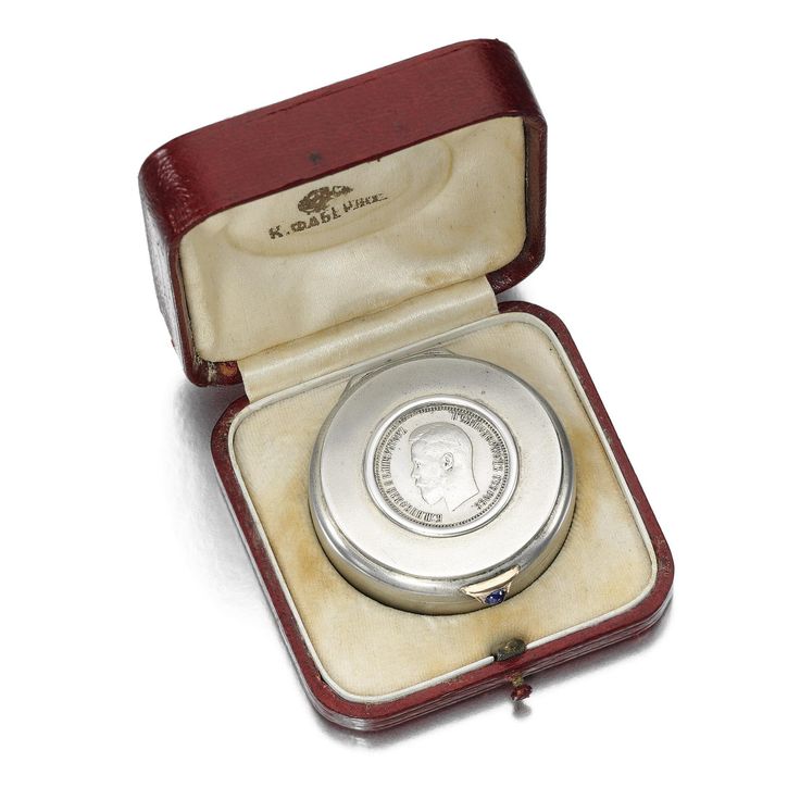 A Fabergé parcel-gilt presentation snuff box, workmaster: An