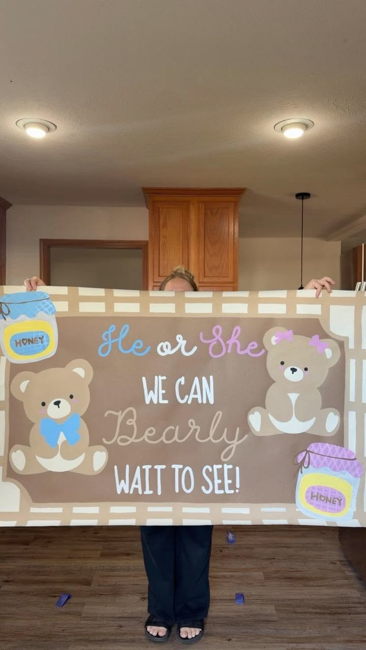 He or she ? 
We can bearly wait to see ! 🧸🤰🏼🍼🩷💙
•
•
•
#banne