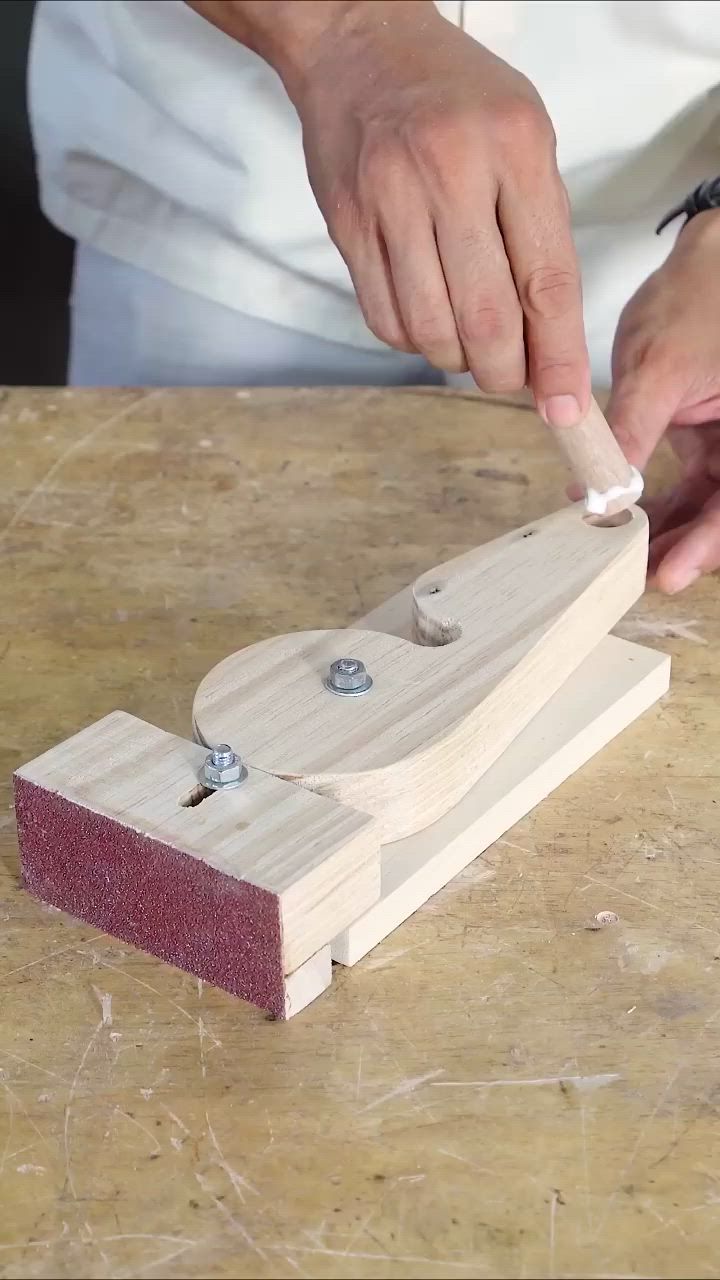 Master circular saw technique with tool tips and guide rail 
