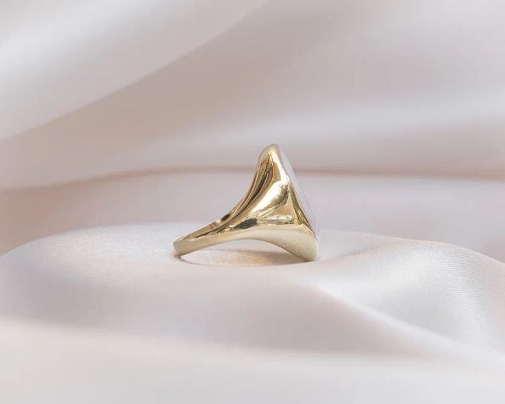 This ring is a handmade work by ALEN jewelry. It is made of 