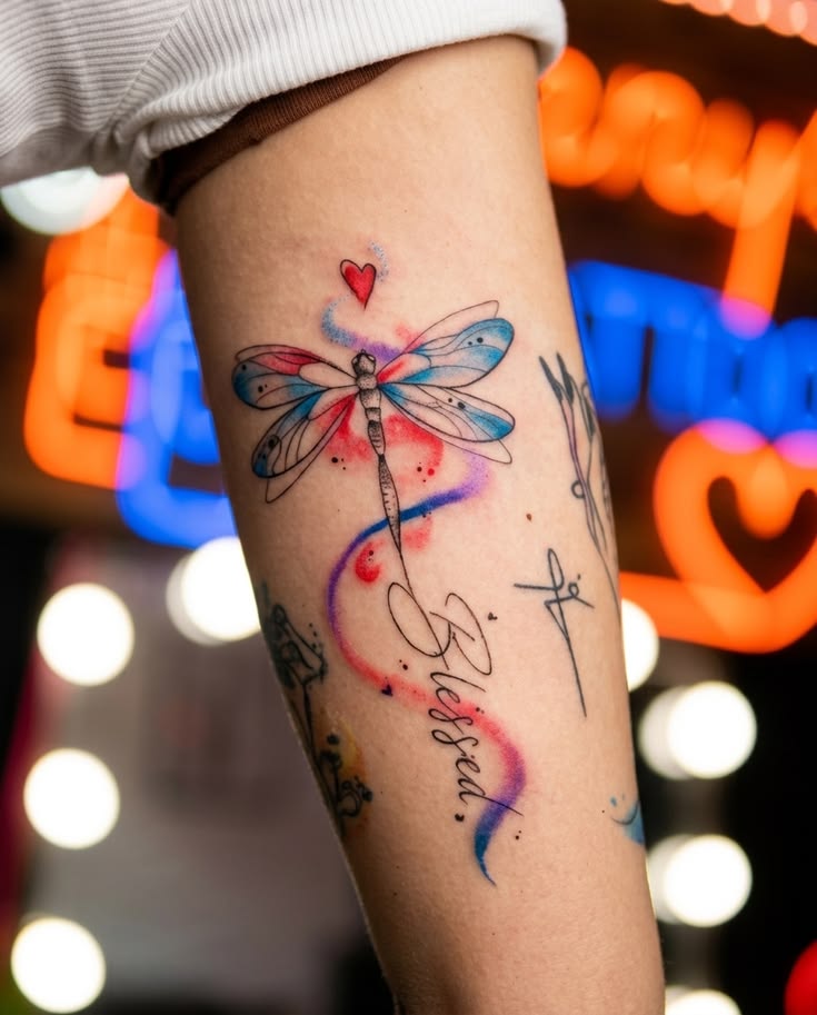 Símbolo de cambio, madurez y ligereza. Libélula tatuada con 