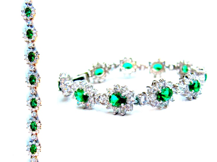 "Émeraude Royale" Bracelet displays outstanding feminine yet