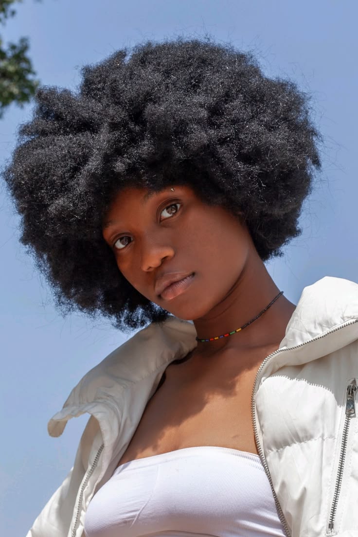 Cette coiffure met les cheveux crépus libres à l’honneur : i