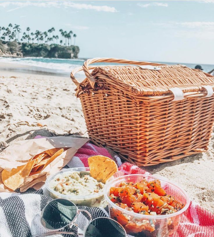 A little #bearflag #picnic at the beach #summerdaylunch #sup