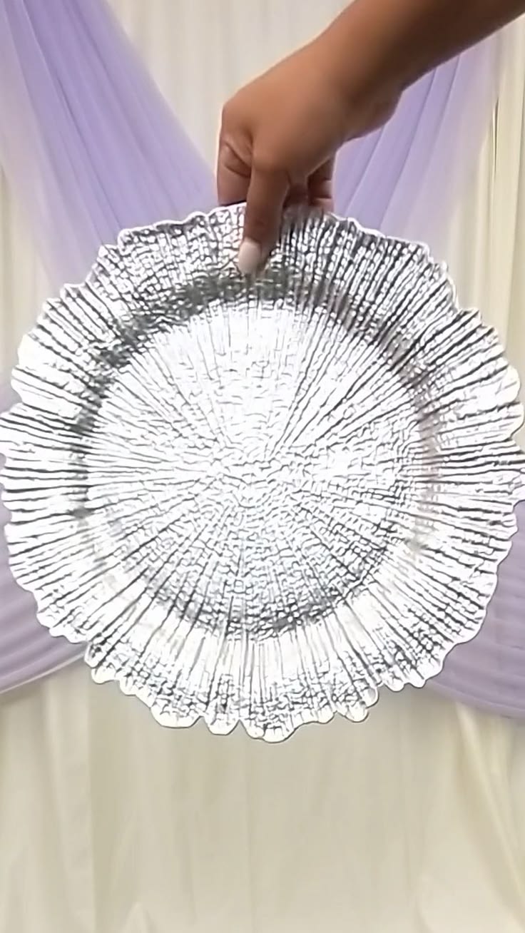 The charger detail that makes guests stop and ask where you 