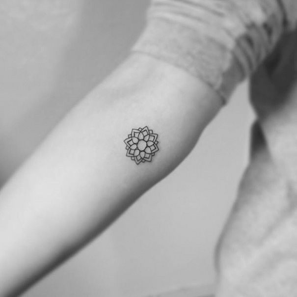 30 tatouages discrets minimalistes 2Tout2Rien