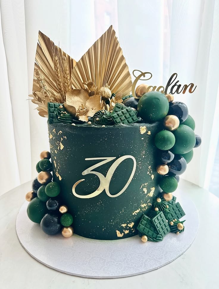 30 never looked this rich 💚
.
#EmeraldCake #30thBirthdayCake