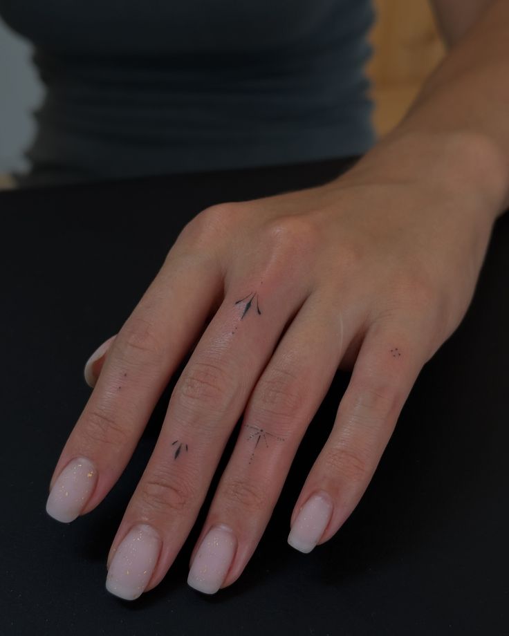 Thinking About Finger Tattoos? Here’s What You Need to Know 
