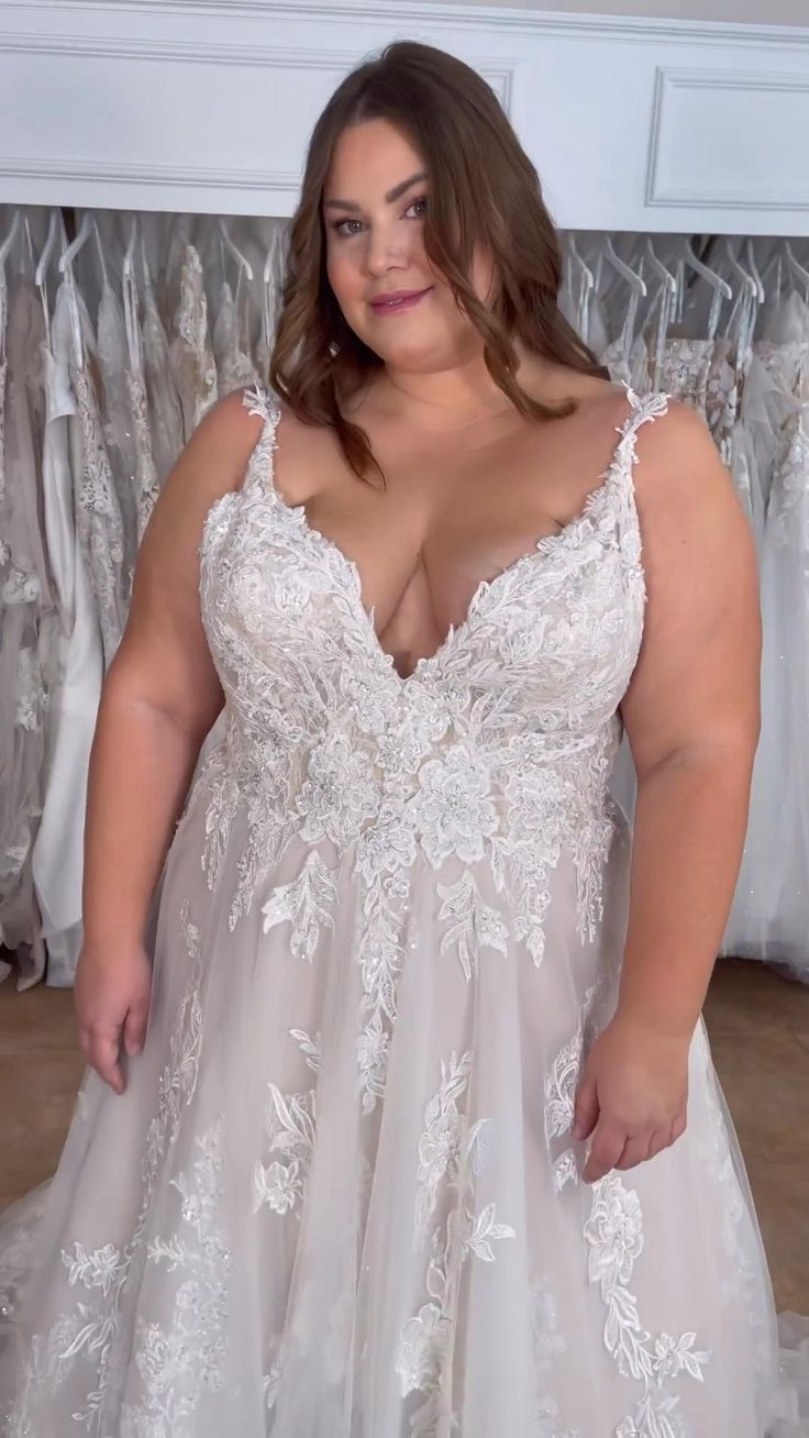 Hey curvy brides! 💖 Ready for a bridal experience that’s all