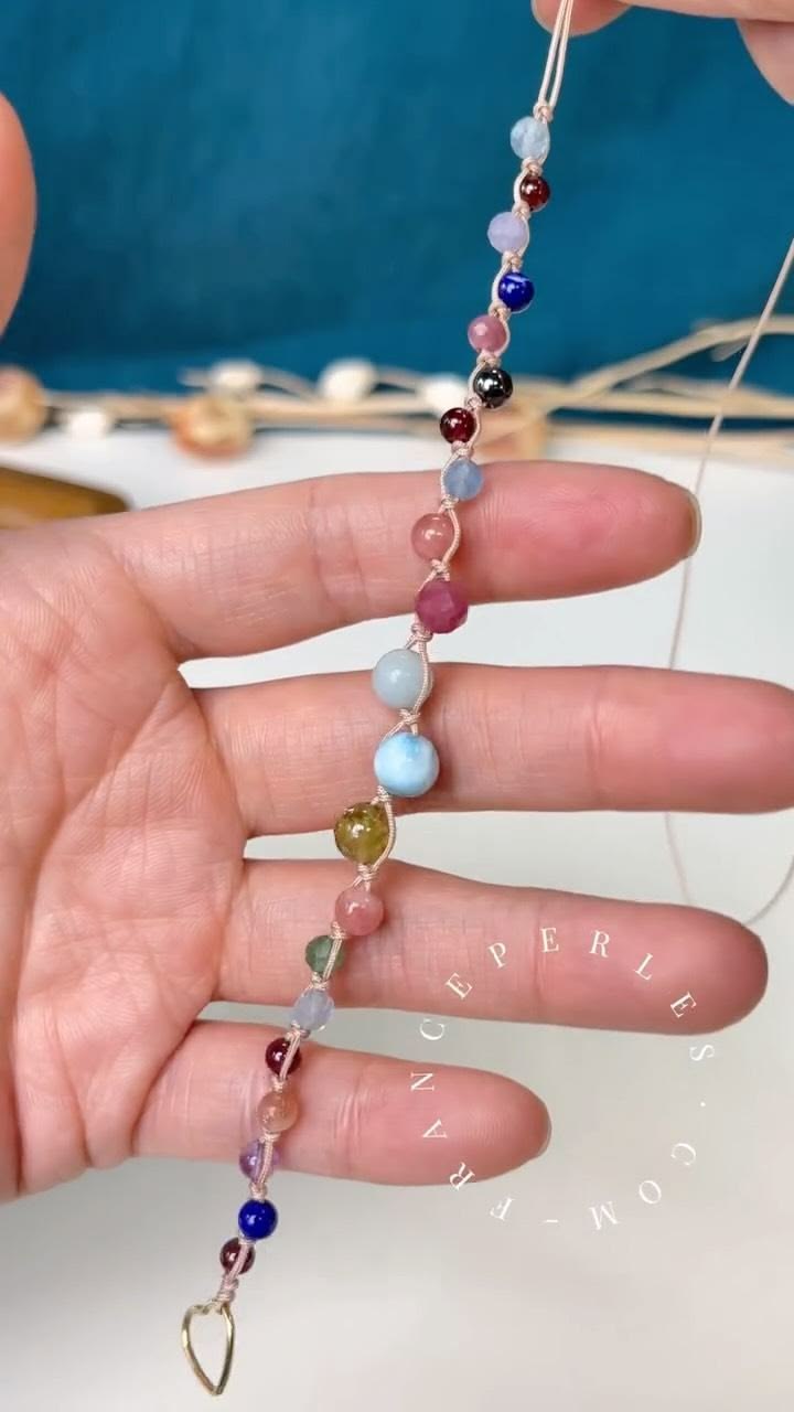 Ne jette plus tes anciennes perles. Crée un bracelet DIY ple