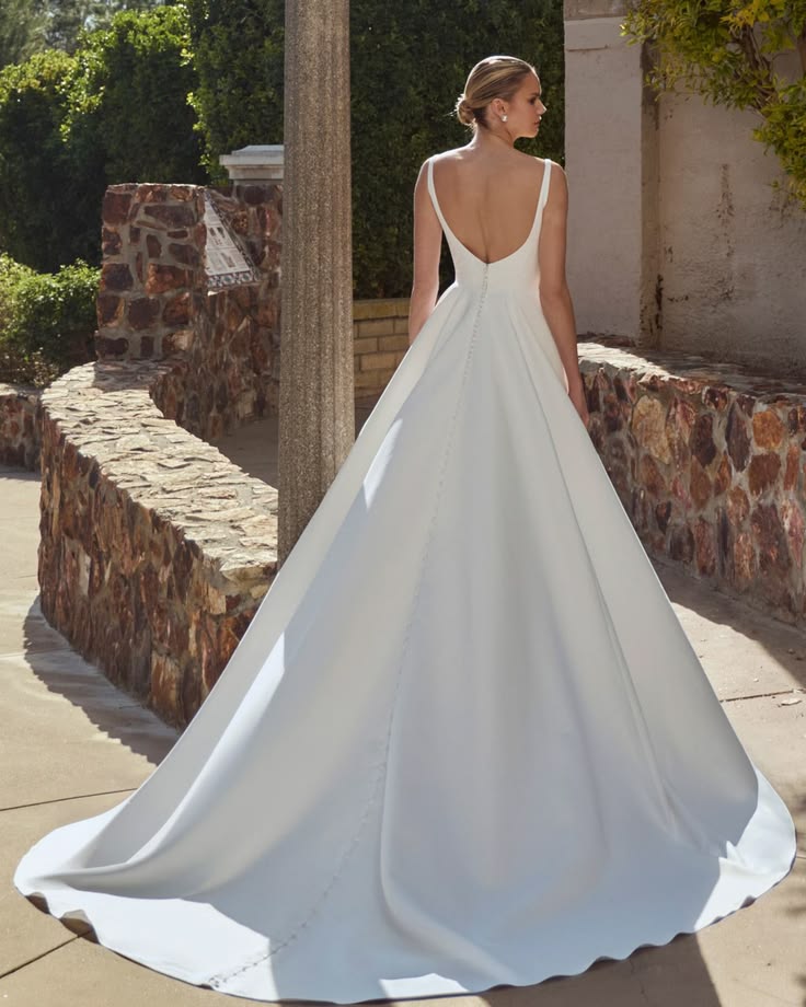 Chic, polished, and endlessly versatile, Lena is the definit