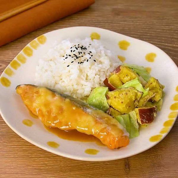炊飯器に入れるだけで、一度に3品が完成！包丁いらずで手軽に作れる、秋の鮭定食をご紹介します。鮭は味噌×チーズでコク深い味