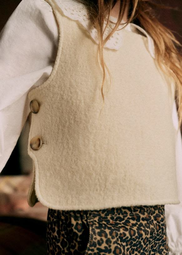 Discover this sleeveless vest in beige wool with round neckl