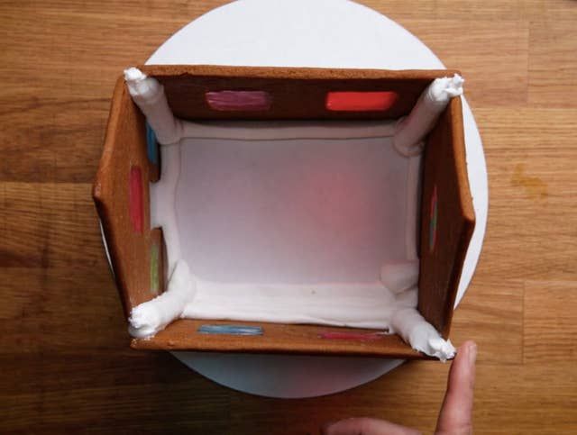 11 Borderline Genius Tips For Making A Gingerbread House