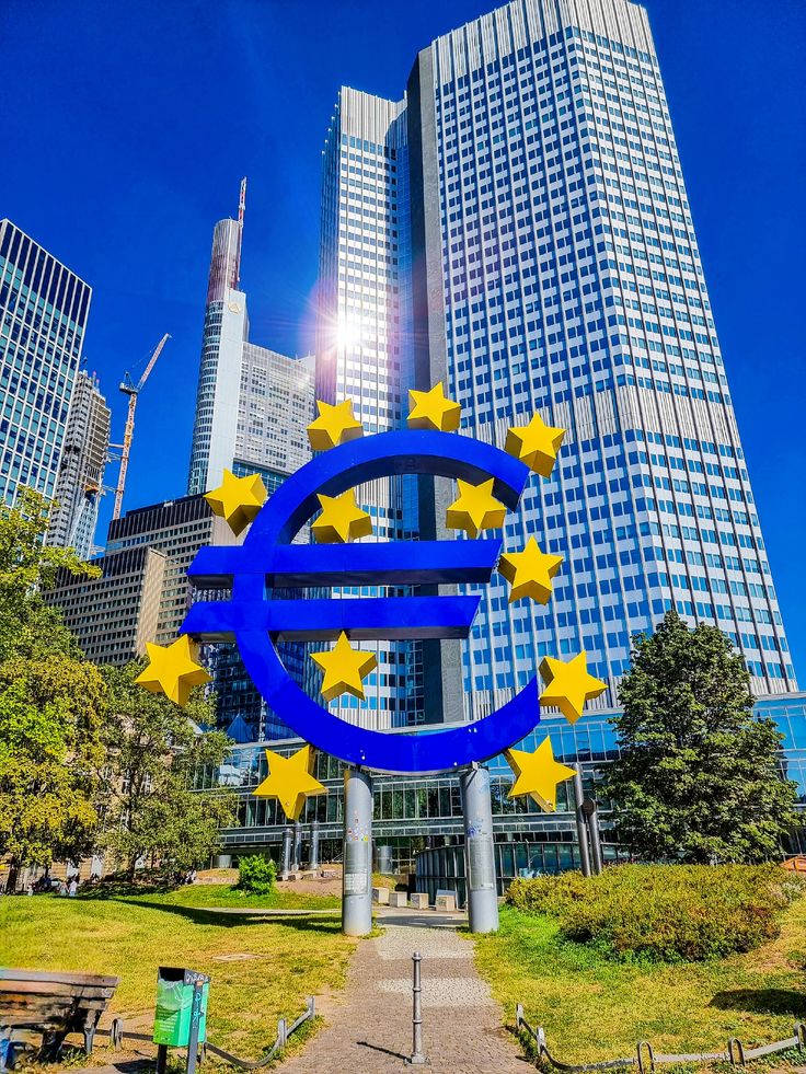 The Euro-Skulptur (Euro sculpture) by Ottmar Hörl set up at 