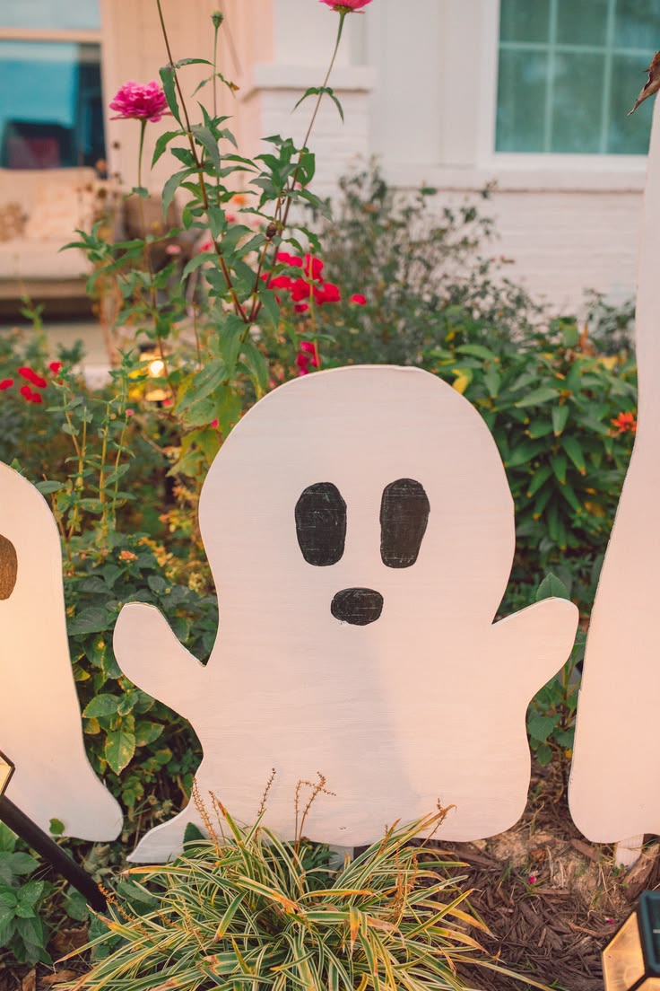 I had been wanting oversized wooden ghosts for our front yar