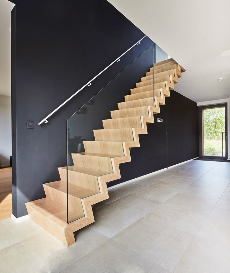 Zelfdragende trap in eik met een glazen balustrade op trap e