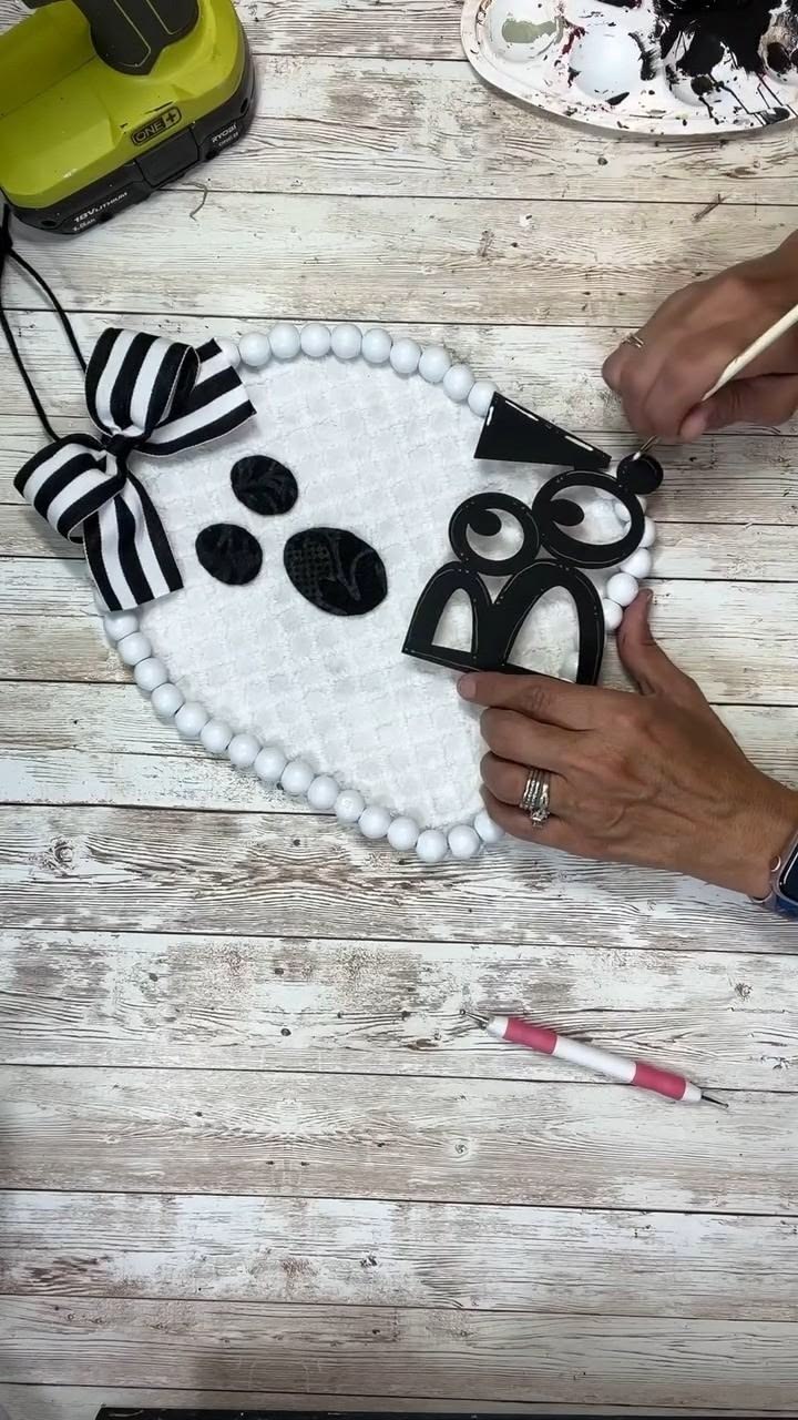 DIY Beaded Ghost Hanger #dollartreecrafts #dollartreediy #do
