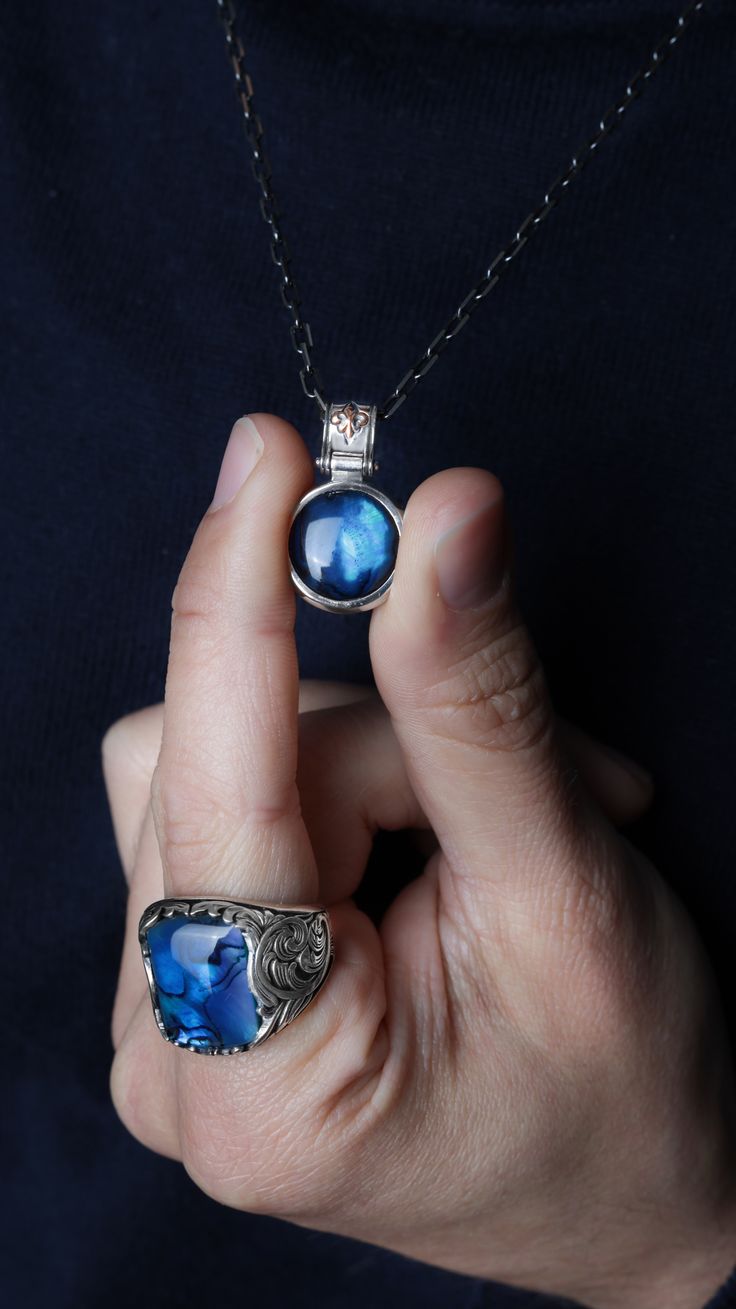 With its rich blue hues and flawless finish, this Blue Mothe