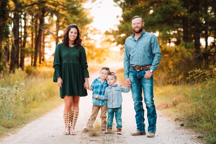 Coordinating Outfits for Family Photos (+ Bonus Tips) - LR P