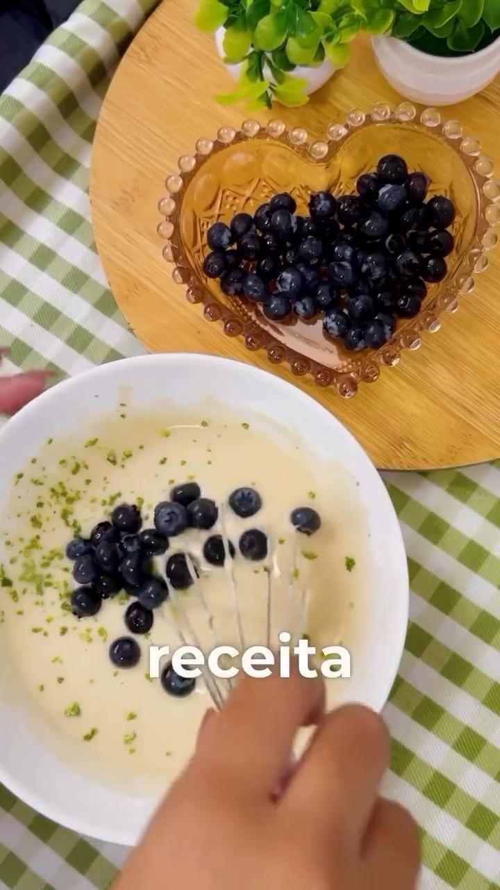 Que tal um Bolinho de Limão com Mirtilos que é pura DELÍCIA 