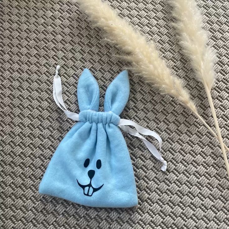 Découvrez notre adorable pochon bleu en forme de lapin, enti
