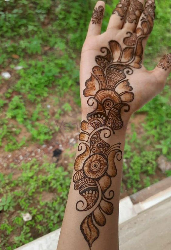 Contrary to Indian style which fills the whole hand with det