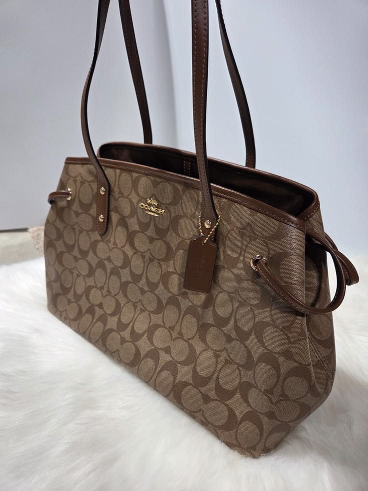 The AuthenticCOACH Tote Bag F57842 Tote Bag Signature is a s