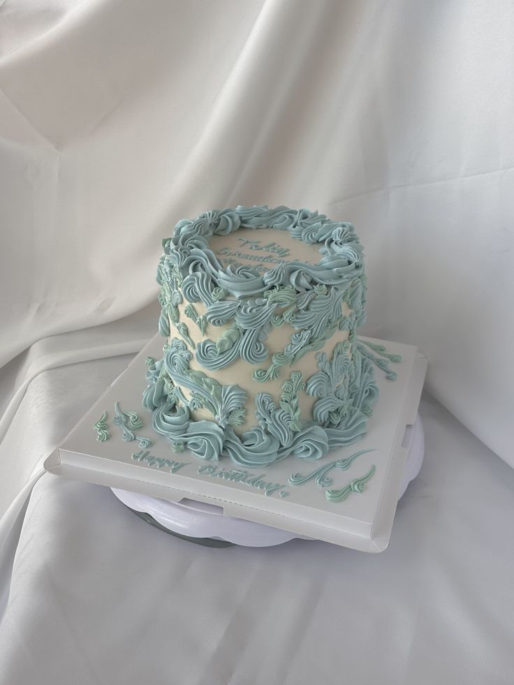 #cake #cakdecorating #buttercream #swissmeringuebuttercream 