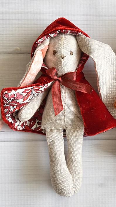 Sew a miniature doll cape with hood. It's fully lined and fi
