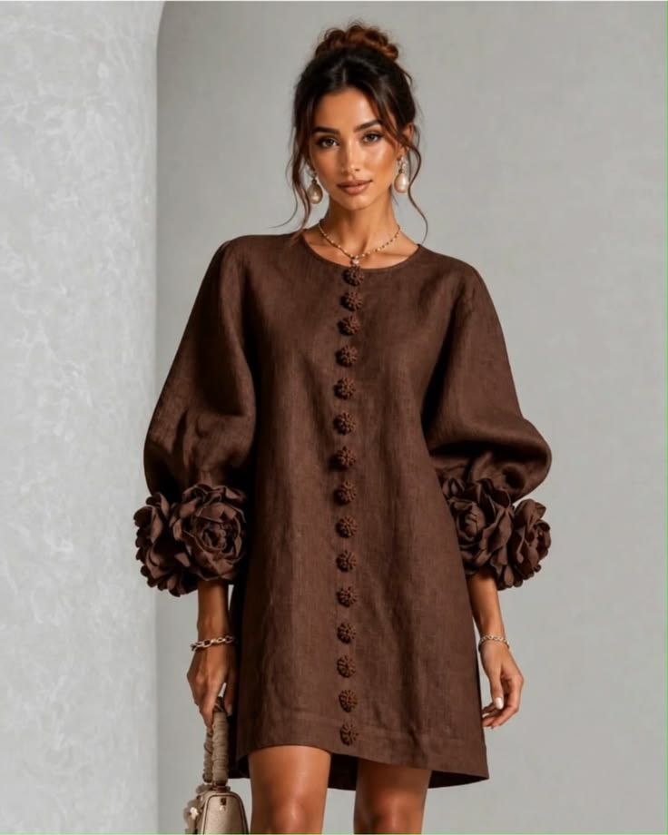 Ein kurzes, strukturiertes Leinenkleid mit leichtem Tragegef