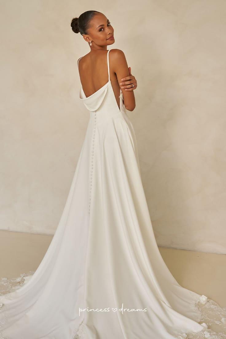 Dieses Brautkleid mit tiefem Rückenausschnitt, der elegant i